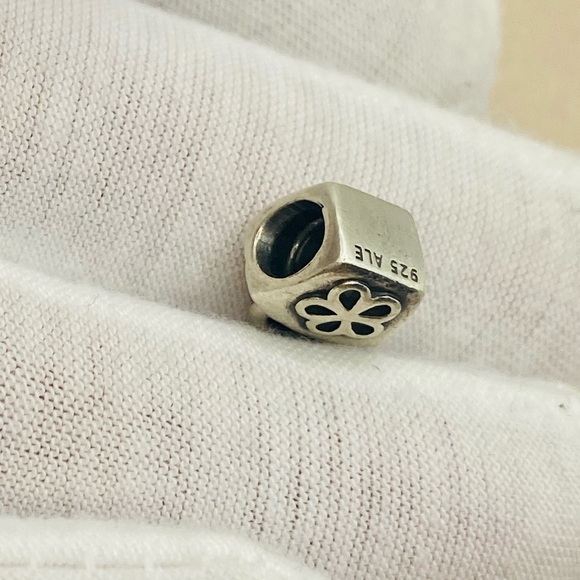 EUC Pandora 790473CZB Sterling Silver Scalloped Purse w/ Blue Zirconia - Picture 6 of 8